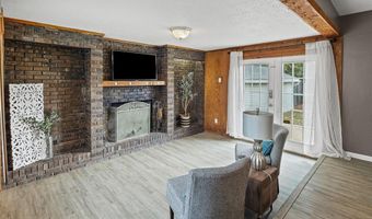 2405 Woodcrest Dr, Alton, IL 62002