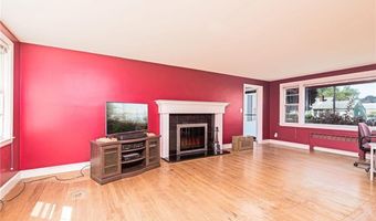 8 Somerset Rd, Cranston, RI 02910