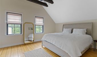 11 Sunshine Ct, Newport, RI 02840