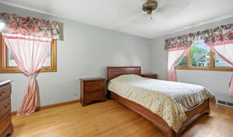 826 S Roosevelt Ave, Arlington Heights, IL 60005