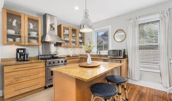 5 Conrad Ct, Newport, RI 02840