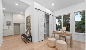 609 SW 4th St, Bentonville, AR 72712