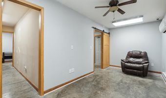 5276 Oakcrest Hill Rd SE, Riverside, IA 52327