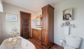 33 S Bay Ave, Amityville, NY 11701