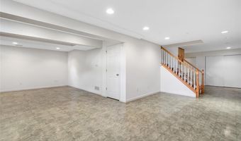 821 Heatherhaven Dr, Ballwin, MO 63011