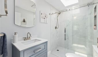 5 Maloney Ln, Middletown, RI 02842