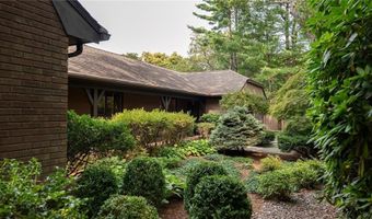 65 Huguenot Dr, East Greenwich, RI 02818