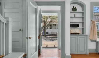 4 Van Zandt Ave, Newport, RI 02840