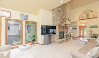 932 Emerald Pines Dr, Arnolds Park, IA 51331