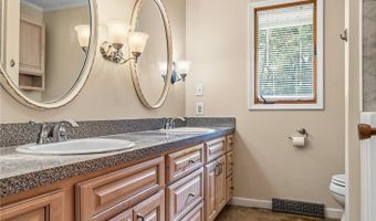1129 Oak Tree Rd, Akron, OH 44320