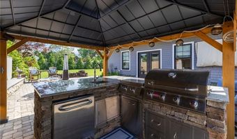 3 Oak St, Middletown, RI 02842