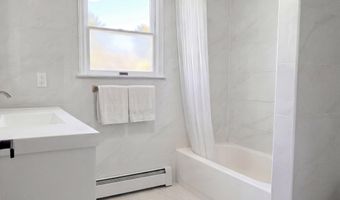 12 Deepdale Pkwy, Albertson, NY 11507