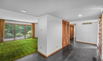 16 Meadowbrook Country Club Est, Ballwin, MO 63011