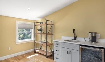 3 Oak St, Middletown, RI 02842
