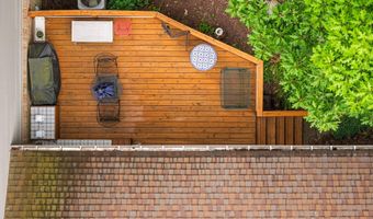 2202 Pine Grove Ct, Ann Arbor, MI 48103
