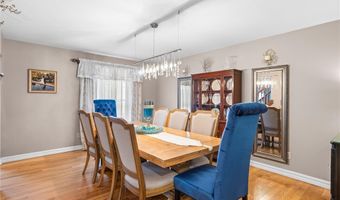 1233 Red Oak Plantation Dr, Ballwin, MO 63021