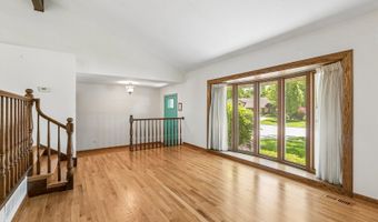 3051 N Huntington Dr, Arlington Heights, IL 60004