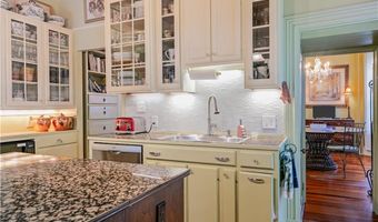 15 Ayrault St, Newport, RI 02840