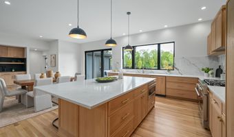 2777 Donna Dr, Columbus, OH 43220