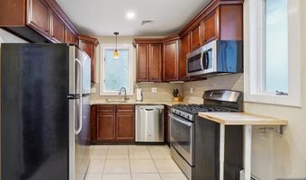 18 Carlisle St, Bergenfield, NJ 07621