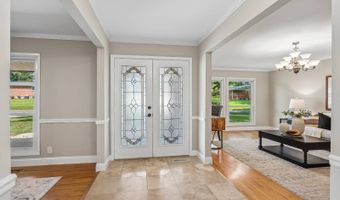 318 Algonquin Dr, Ballwin, MO 63011