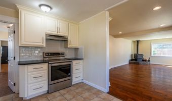520 5TH St, Bandon, OR 97411