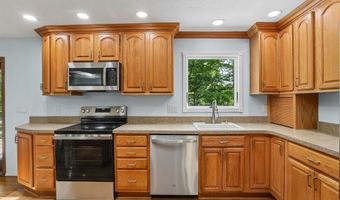 6 Sky Edge Ln, Bethel, CT 06801