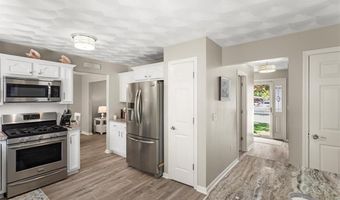 8 Mckay Ct, Warwick, RI 02889