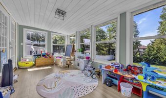 10 Linda Cir, Aberdeen, NJ 07747