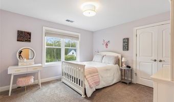 76 Woods Ln, Cranston, RI 02921