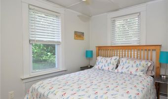 18 Lakeview Dr, Narragansett, RI 02882