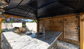 3 Oak St, Middletown, RI 02842