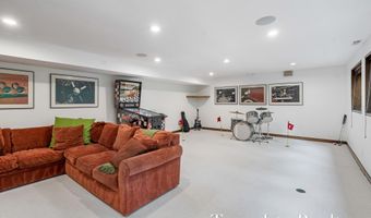 410 Greentree Ln NE, Ada, MI 49301