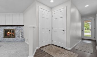 3122 N BLUEMOUND Dr, Appleton, WI 54913