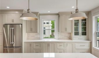 28 Mount Vernon St, Newport, RI 02840
