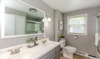 7 Oakcrest Dr, North Providence, RI 02904