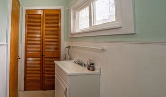 744 Hammond St, Bangor, ME 04401