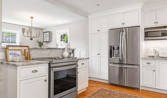 7 Florence Ave, Newport, RI 02840