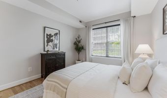 231 N THOMAS St 105, Arlington, VA 22203