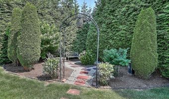102 Cranberry Ter, Cranston, RI 02921