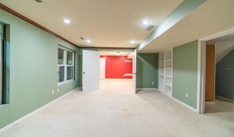 570 Castle Ridge Dr, Ballwin, MO 63021