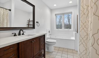 22 Emerald Ln, Bethany, CT 06524