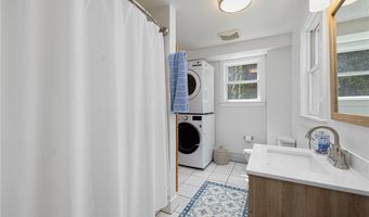 5 Tews Ct, Newport, RI 02840