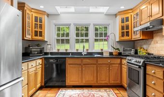 25 Spring St, Chester, CT 06412