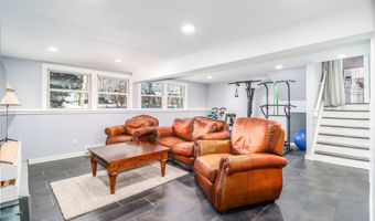 8 Marilyn Rd, Brookfield, CT 06804
