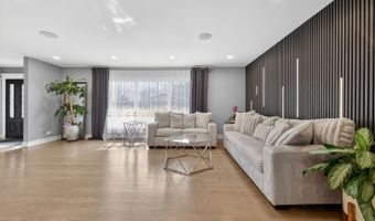 24 W Berkley Dr, Arlington Heights, IL 60004