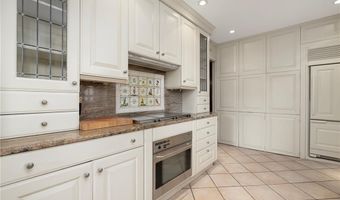 4 Hunter Ave, Newport, RI 02840