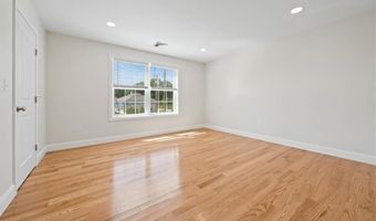 7 Betsey Williams Dr, Warwick, RI 02889