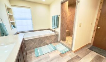 300 Round Up Ln, Bakersfield, MO 65609