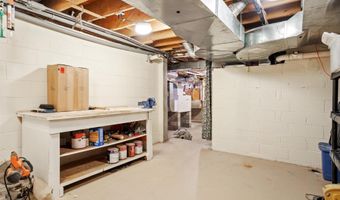4 Twain Dr, Allentown, NJ 08501